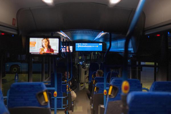 Bussimedian äärellä vietetään pitkiä aikoja